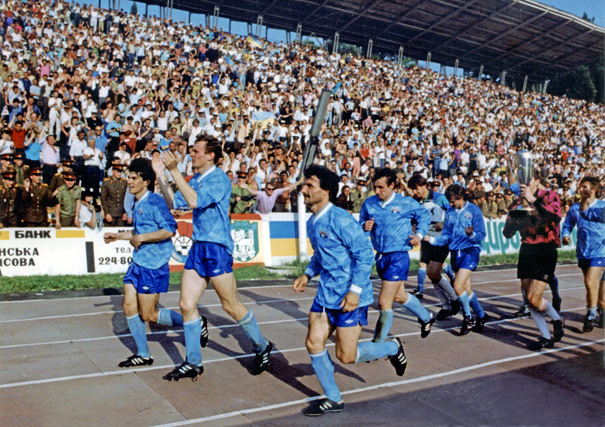 Коло пошани футболістів Таврії на львівському стадіоні України після фінального матчу з київським Динамо. 1992 рік